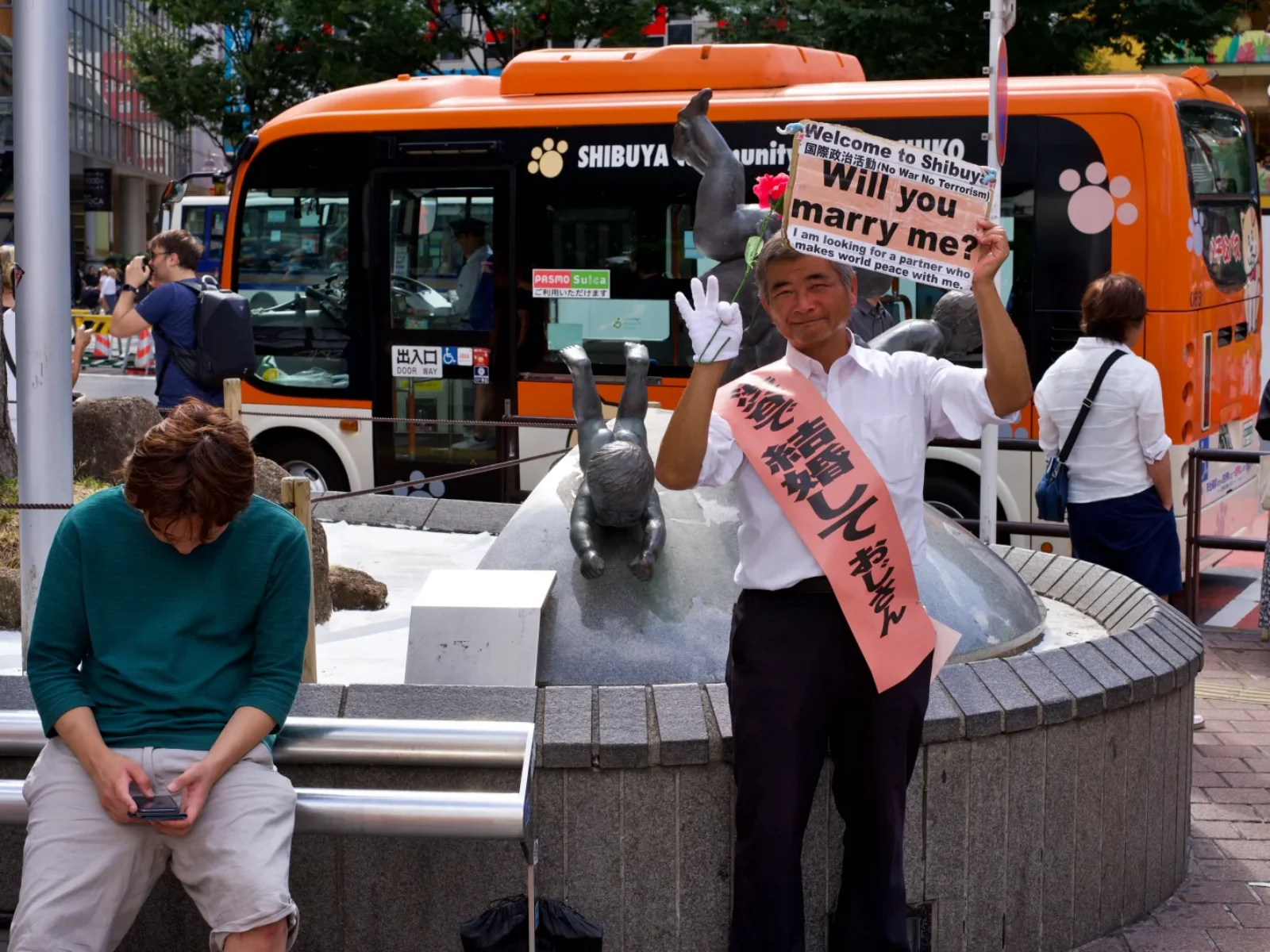 Co warto zobaczyć w Tokio - przewodnik, mężczyzna w dzielnicy Shibuya